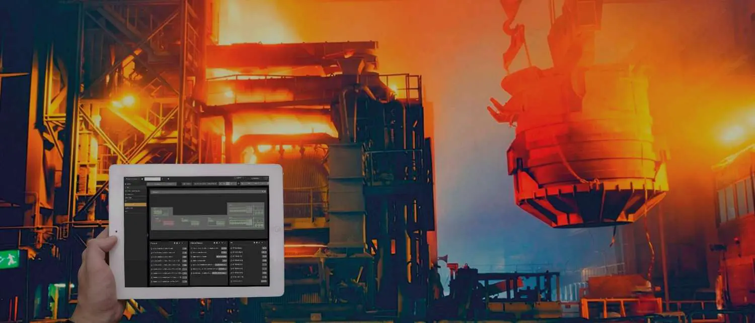 "Una mano sostiene una tablet con el software MES frente a una línea de producción de acero al rojo vivo, ilustrando el concepto de Gemelo Digital en la planta de CELSA."