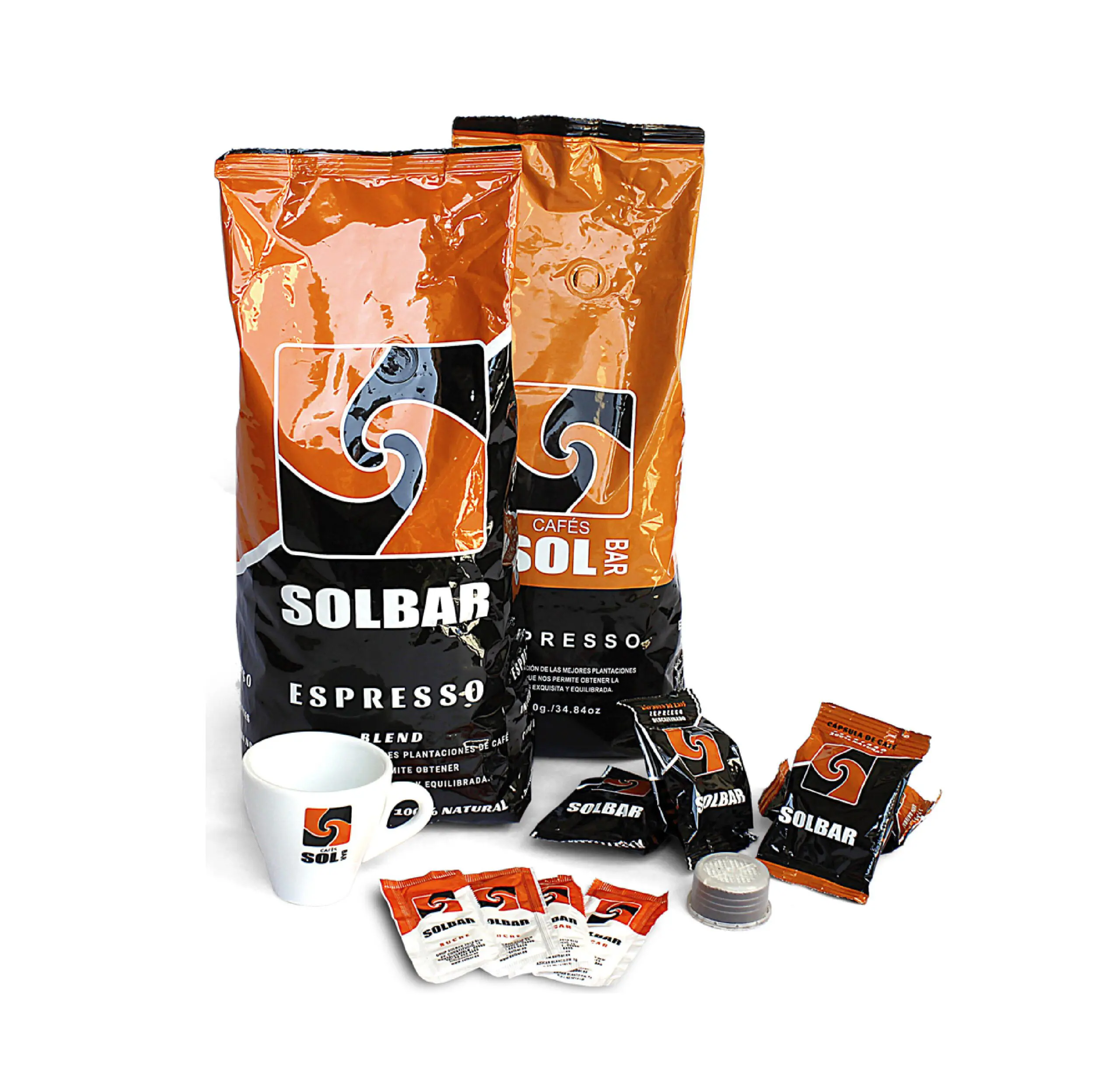 "Gama de productos de Cafés Solbar, incluyendo bolsas de café en grano, monodosis y una taza, representando los artículos y materias primas que la empresa gestiona."