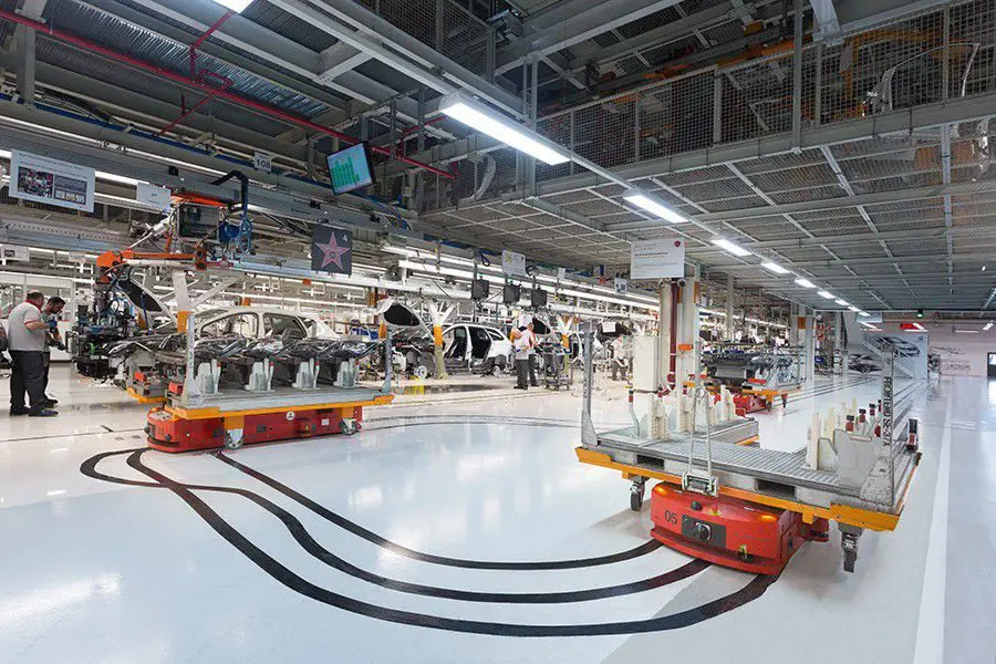 "Vehículos de guiado automático (AGVs) transportando componentes de vehículos en la planta de producción de SEAT, el proceso físico optimizado con el Gemelo Digital."