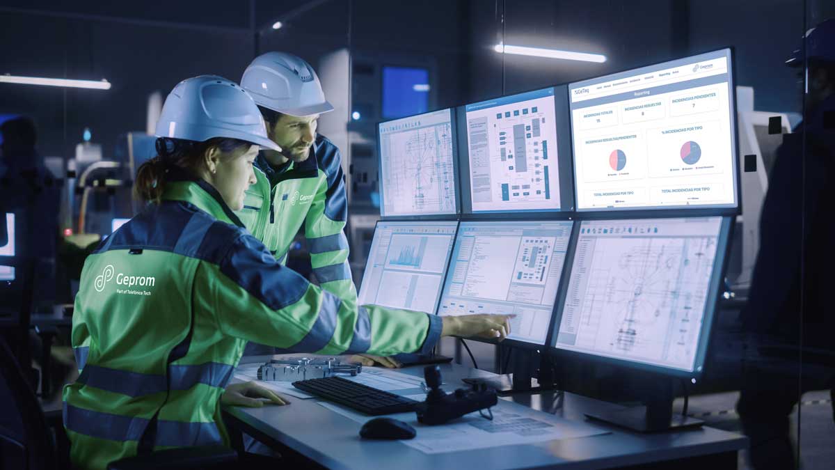 Técnicos de Geprom gestionando incidencias y operaciones de mantenimiento en un entorno industrial desde el sistema GMAO
