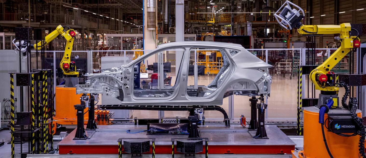 Proceso de fabricación del chasis de un SEAT León híbrido en una planta de producción automatizada