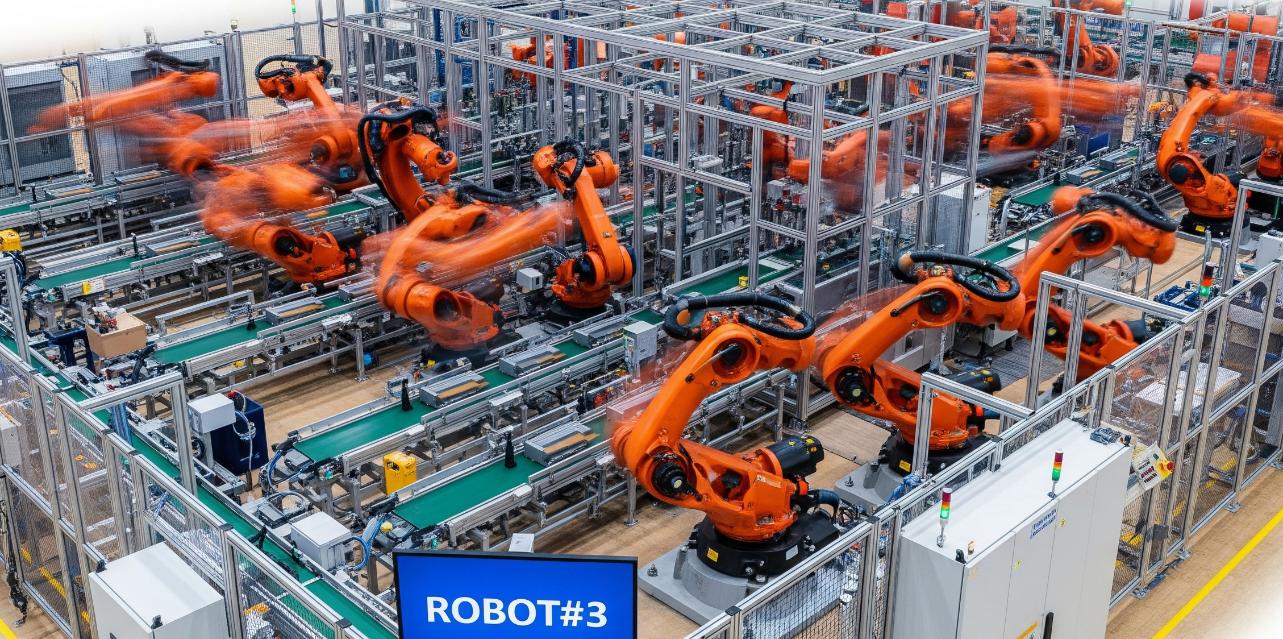 Robots industriales automatizando el abastecimiento de líneas de montaje en fábrica avanzada