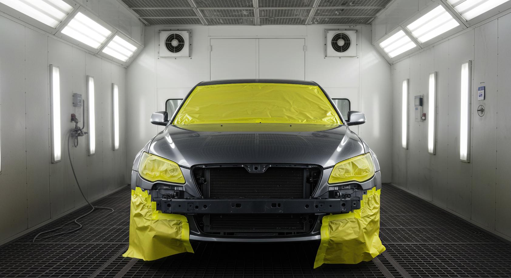 Proceso de pintura industrial KTL en cabina de aplicación para automoción